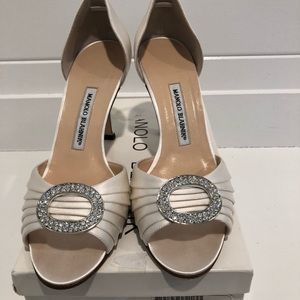 NWT Manolo Blahnik white Satin heels size 9